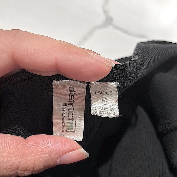 District Threads Black Ribbed Fitted Scoop Neck T-Shirt, Women’s Size Small. - Picture 5 of 6